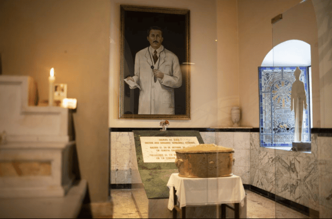 Urn with remains of Jose Gregorio Hernandez.png